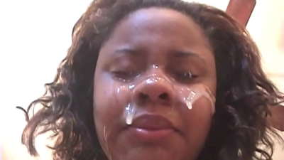 巴西黑人女孩在与大鸡巴肛交后,脸上出现了精液